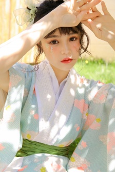 在逃生游戏里花式挨草桃子灯